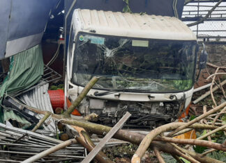 Di Linh: Xe tải mất lái đâm vào nhà dân