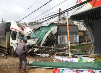 Bảo Lộc: Xe tải tông sập mái hiên nhà dân, gãy trụ điện