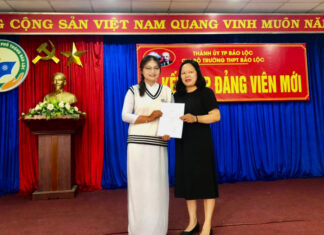 Nữ sinh trường THPT Bảo Lộc vinh dự được kết nạp Đảng