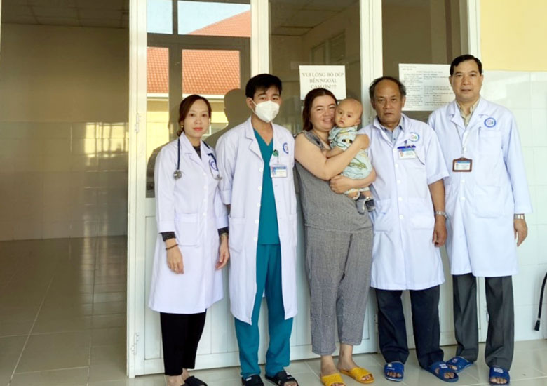 Lâm Đồng: Điều trị thành công cho bệnh nhi 7 tháng tuổi bị sốt xuất huyết nặng