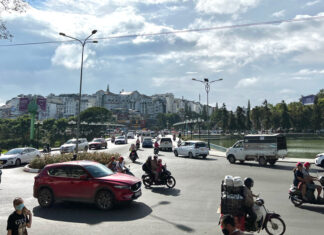 Đà Lạt: Cấm ô tô 16 chỗ trở lên dừng đỗ phía đường giáp hồ Xuân Hương