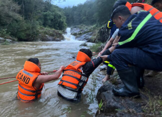 Lâm Đồng: Kịp thời giải cứu 10 thiếu niên bị kẹt giữa rừng do mưa lũ