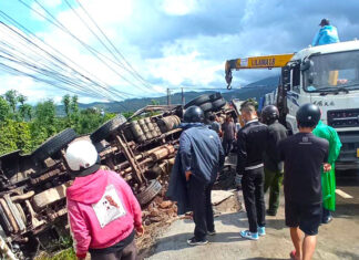 Di Linh: Xe tải mất lái lật trên đèo Phú Hiệp, đè tử vong 2 mẹ con đi xe máy