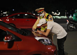 Lâm Đồng: Xử phạt gần 200 triệu đồng 5 tài xế vi phạm nồng độ cồn, không có giấy tờ xe