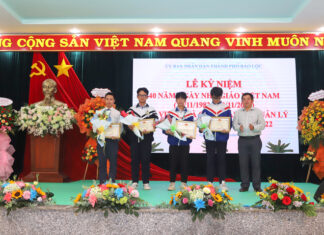 Bảo Lộc: Khen thưởng đột xuất 3 học sinh và giáo viên đạt thành tích xuất sắc trong nghiên cứu khoa học