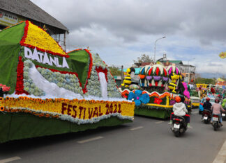Xe hoa diễu hành trên phố Đà Lạt