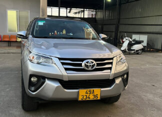 Công an Đà Lạt làm việc với tài xế taxi chửi bới, ném đồ du khách