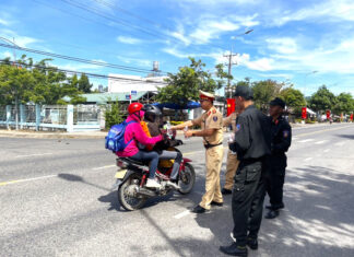 Cảnh sát Giao thông Lâm Đồng tiếp sức giúp người dân về quê đón tết