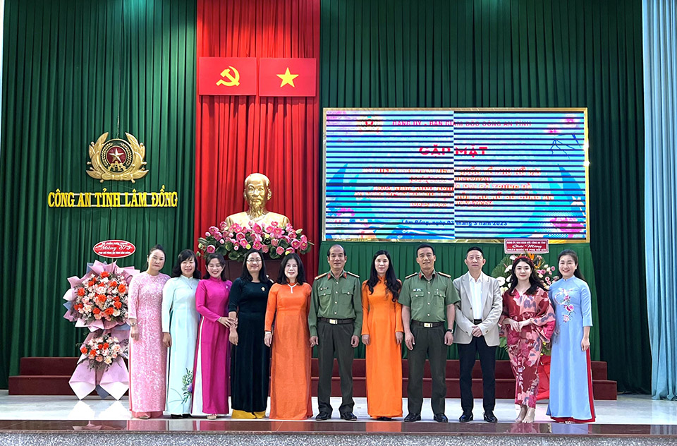 Mỹ phẩm Xuân Trang tổ chức tọa đàm Chăm sóc da cho phụ nữ Công an Lâm Đồng
