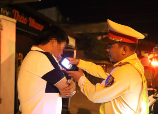 Bảo Lộc: Vi phạm nồng độ cồn, tài xế bỏ lại ô tô tháo chạy vẫn không thoát