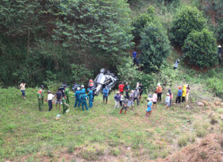 Xe ô tô lao khỏi cầu trên đường tránh Bảo Lộc, 2 ông cháu tử vong