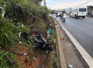 Đà Lạt: Xe tải mất lái giữa trời mưa trên đèo Mimosa, một thanh niên thoát chết trong gang tấc