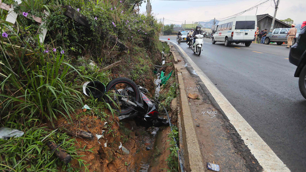 Đà Lạt: Xe tải mất lái giữa trời mưa trên đèo Mimosa, một thanh niên thoát chết trong gang tấc