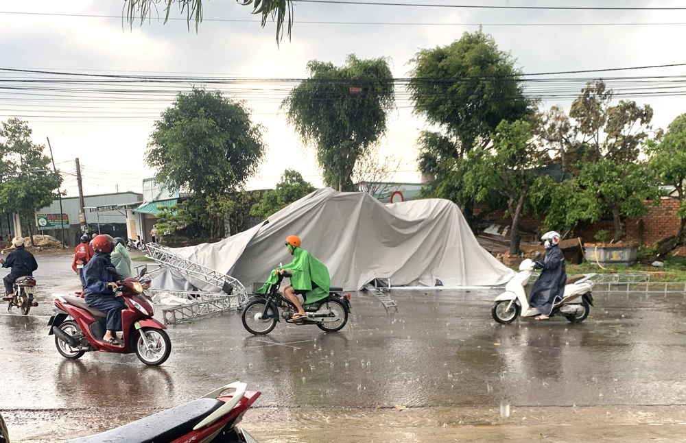 Bảo Lộc: Mưa lớn, lốc xoáy làm hư hỏng nhiều tài sản của người dân