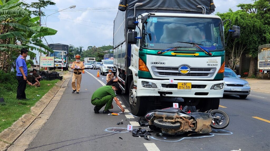 Bảo Lộc: Xe tải va chạm với xe máy, công an viên tử vong tại chỗ