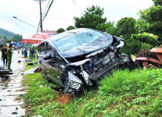 Bảo Lộc: Xe ô tô lao qua đường tông vào xe máy, 2 người thương vong