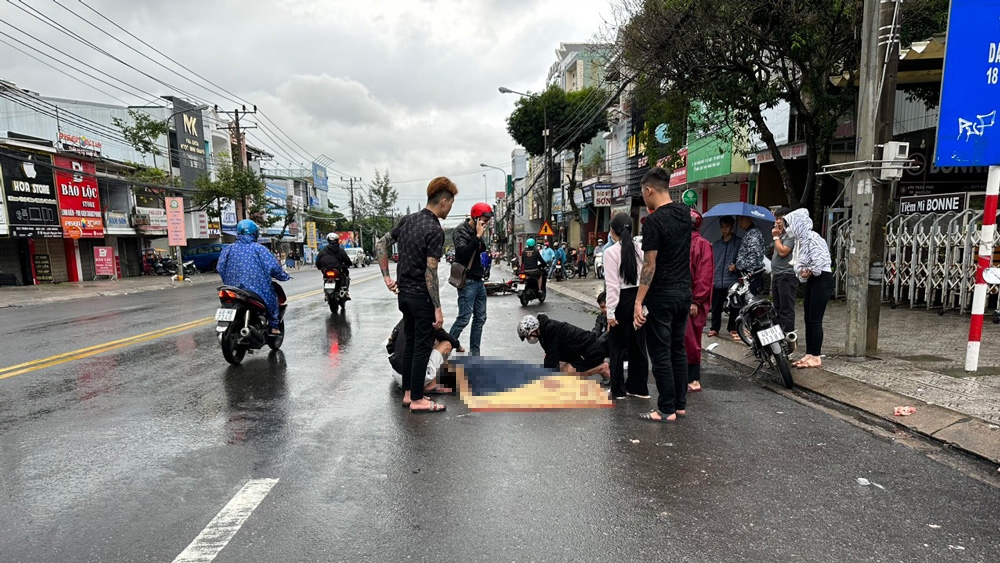 Bảo Lộc: Xe máy ngã ra đường, nam thanh niên bị xe tải cán tử vong