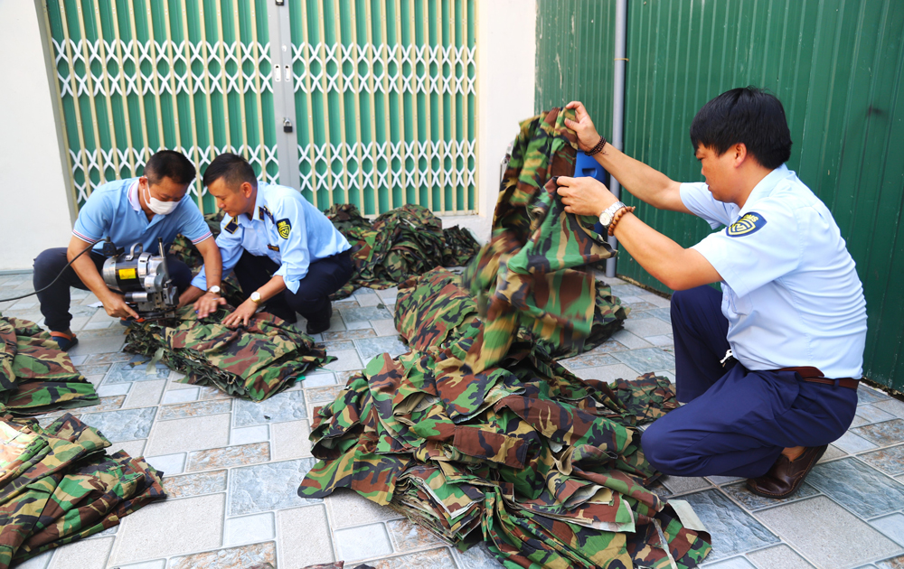 Bảo Lộc: Thu giữ, tiêu hủy hơn 300 chiếc áo, quần rằn ri không rõ nguồn gốc
