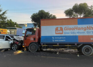 Đức Trọng: Xe ô tô con lấn làn va chạm xe tải, 3 người tử vong