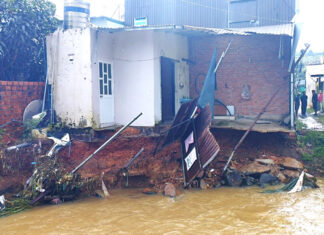 Lâm Đồng: Xuyên đêm giúp dân chống ngập lụt, lũ quét, sạt lở đất