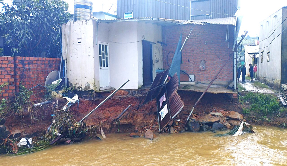 Lâm Đồng: Xuyên đêm giúp dân chống ngập lụt, lũ quét, sạt lở đất