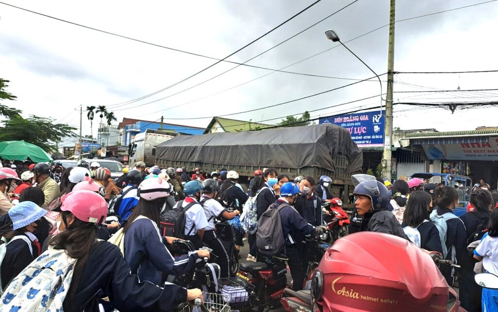 Bảo Lộc: Nguy cơ tai nạn giao thông trước cổng Trường THCS Lộc Sơn