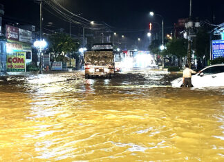 Đạ Huoai: Mưa lớn làm Quốc lộ 20 ngập sâu nhiều giờ, nhiều người đi xe máy té ngã nhập viện