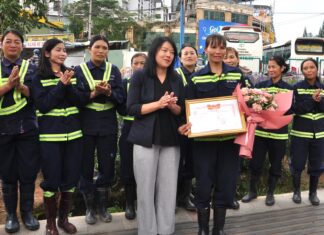 Đà Lạt: Khen thưởng nữ công nhân môi trường nhặt được 4.700 USD trả lại người để quên