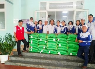 Bảo Lộc: Trao tặng 1 tấn gạo và tủ nấu cơm cho bếp ăn tình thương