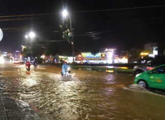 Bảo Lộc: Mưa lớn kéo dài khiến đường phố ngập lênh láng và làm đổ sập hàng chục mét tường rào trường học