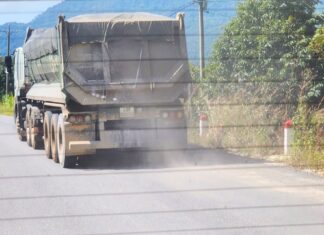 Đạ Huoai: Bất an với xe tải hạng nặng chở đá làm rơi vãi khắp nơi