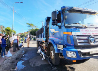 Bảo Lộc: Xe máy bị xe tải cuốn vào gầm, người phụ nữ bị cán dập nát chân