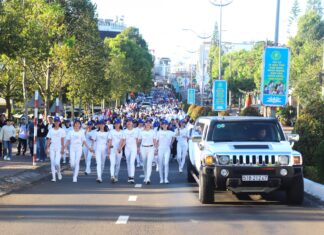 Top 40 thí sinh Hoa hậu Hoàn vũ Việt Nam trải nghiệm đi bộ cùng hơn 1.000 thanh niên, học sinh tại Bảo Lộc
