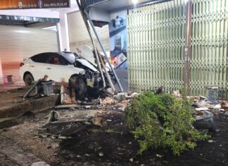 Bảo Lộc: Xe ô tô con mất lái tông sập mái hiên nhà dân khiến 1 người nhập viện