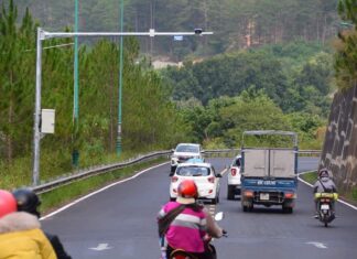 Lâm Đồng: Sẽ sơn chữ cảnh báo tốc độ trên mặt đường Quốc lộ 20
