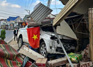 Đà Lạt: Xe bán tải mất lái, tông sập tường nhà dân bên đường