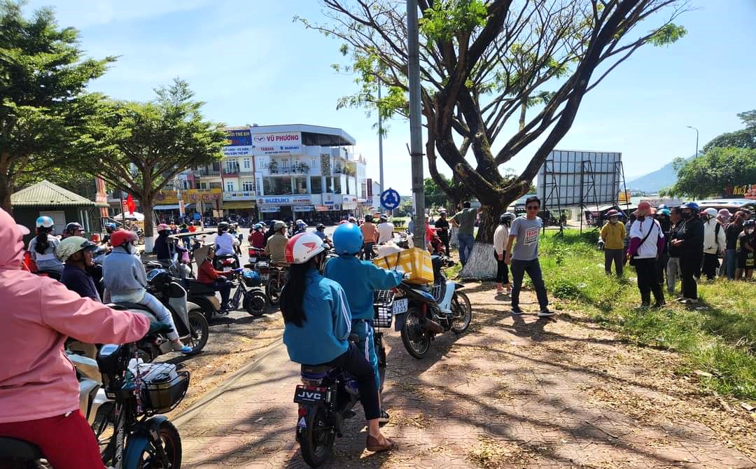 Bảo Lộc: Đang chạy xe máy, hai thanh niên bị chém phải nhập viện cấp cứu