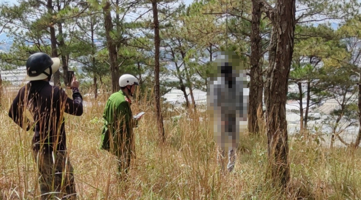 Đà Lạt: Phát hiện người đàn ông tử vong trong tư thế treo cổ trên núi Hòn Bồ