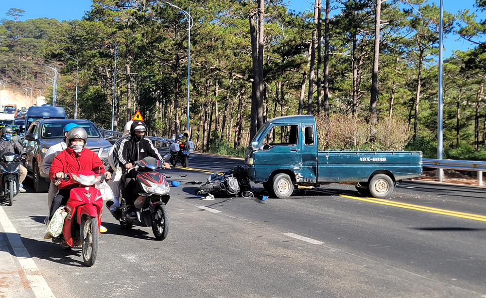 Đà Lạt: Xe máy va chạm với xe ô tô tải trên đèo Prenn, một người bị thương