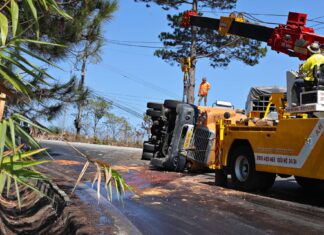 Đà Lạt: Container lật trên đèo Mimosa, xe ô tô tạm thời lưu thông qua đèo Prenn