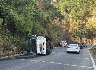 Xe tải chở rau lật tại khúc cua cầu hẹp, chiều xuống đèo Bảo Lộc bị ùn ứ