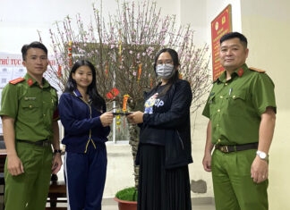 Nữ sinh Đà Lạt nhặt được iPhone 14 Plus, trả lại người đánh rơi