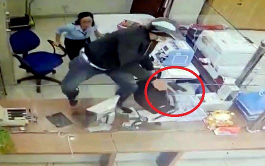 Lâm Đồng: Truy bắt đối tượng dùng súng cướp ngân hàng