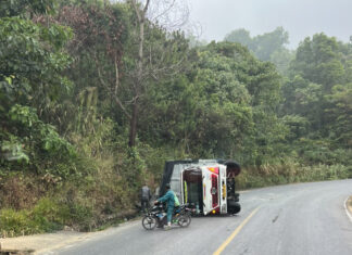 Xe tải chở trái cây bị lật trên đèo Bảo Lộc