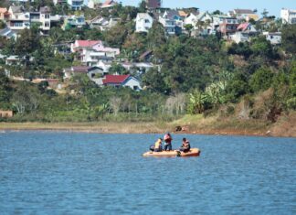 Di Linh: Hàng chục người nỗ lực tìm kiếm bé trai bị đuối nước trên hồ Đông