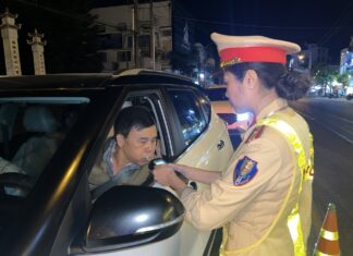 Công an Lâm Đồng tăng cường nữ Cảnh sát giao thông tham gia kiểm tra nồng độ cồn