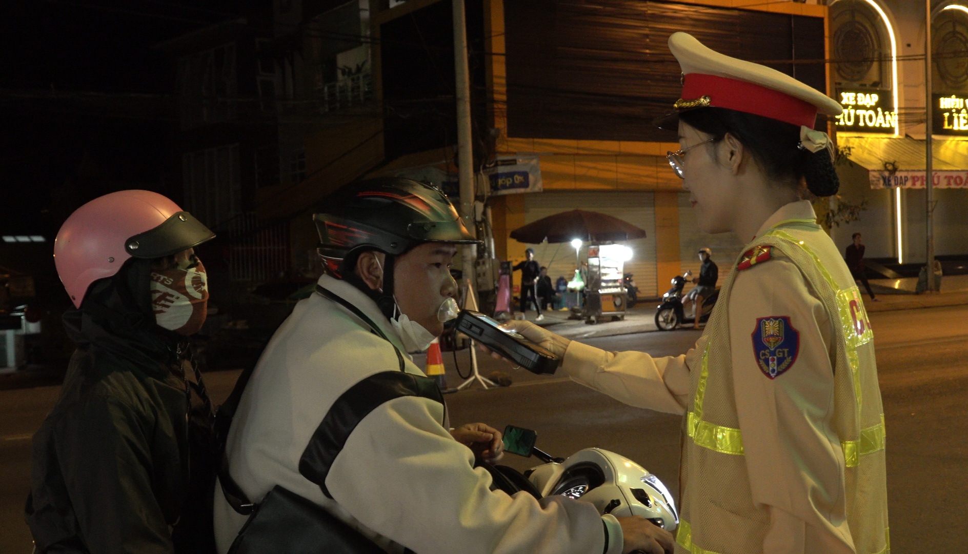 Công an Lâm Đồng tăng cường nữ Cảnh sát giao thông tham gia kiểm tra nồng độ cồn
