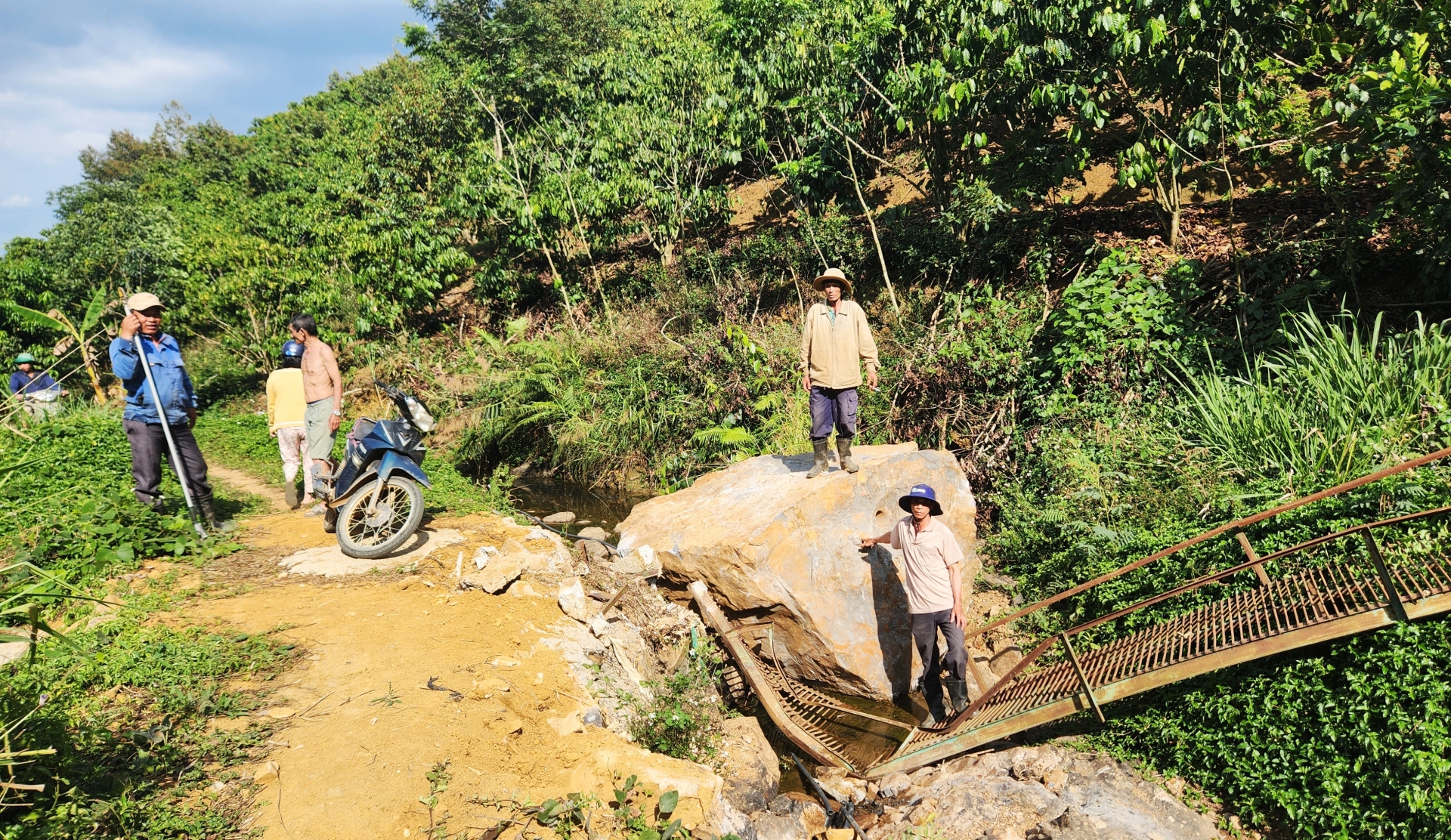 Bảo Lâm: Mỏ đá nổ mìn làm sập chòi, cày nát vườn tược của người dân