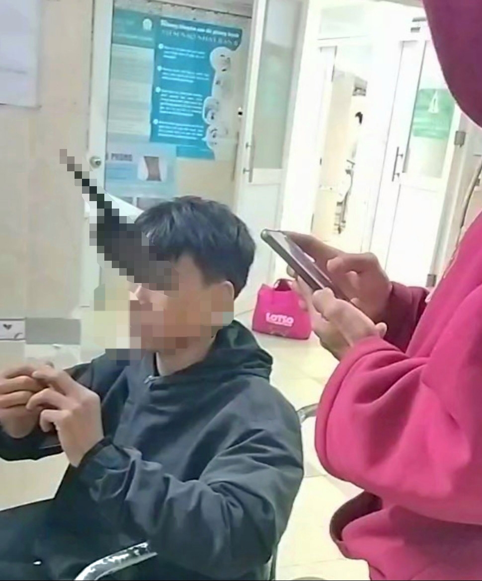 Di Linh: Thiếu niên 15 tuổi bị dao bầu cắm vào hốc mắt khi “biểu diễn” múa dao