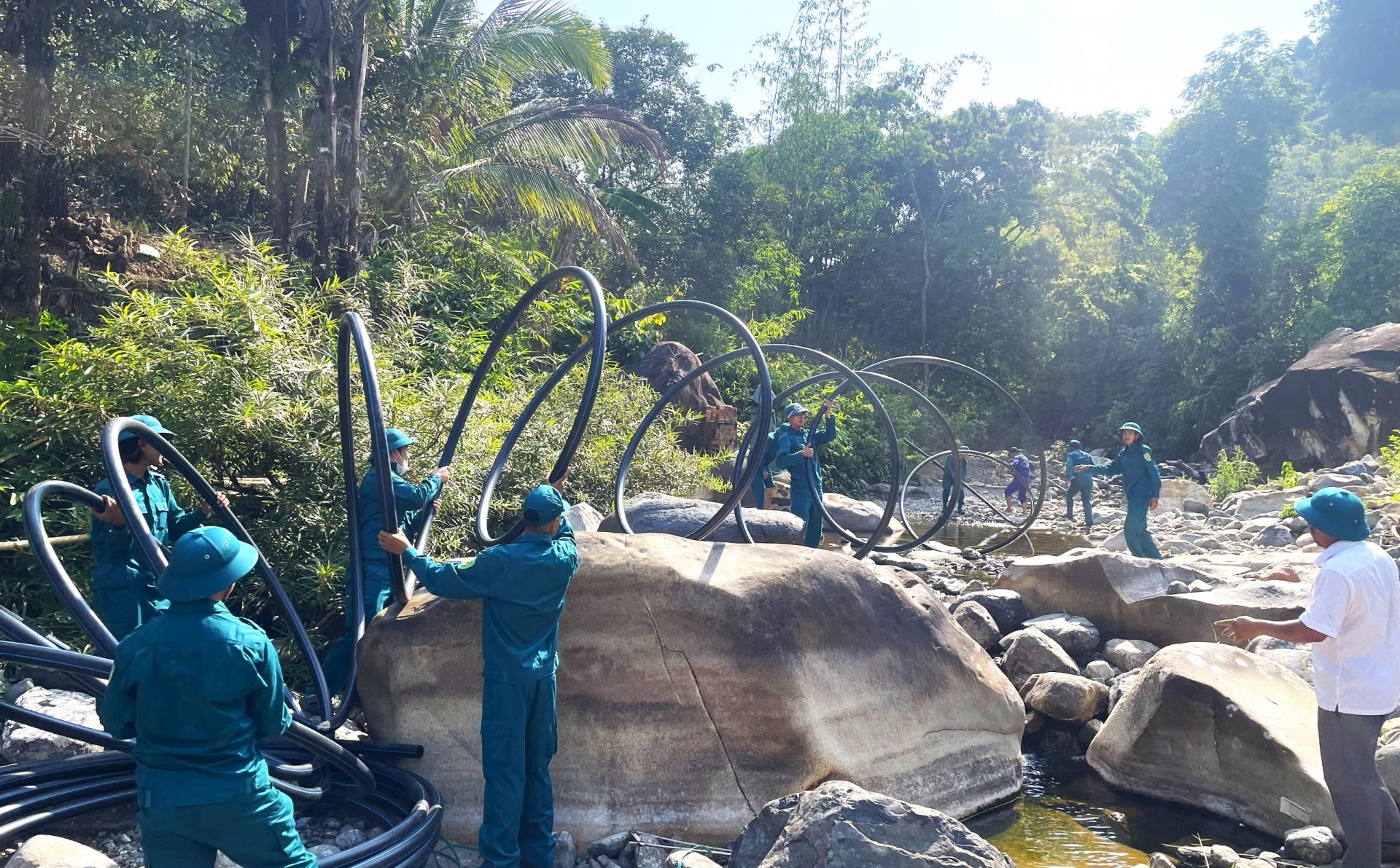 Đạ Huoai: Huy động hàng chục người tìm nguồn nước để Trạm cấp nước Đạ M’ri hoạt động trở lại